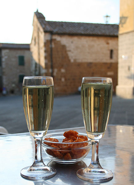 435px-Prosecco_and_snacks_in_Tuscany_wikipedia.jpg